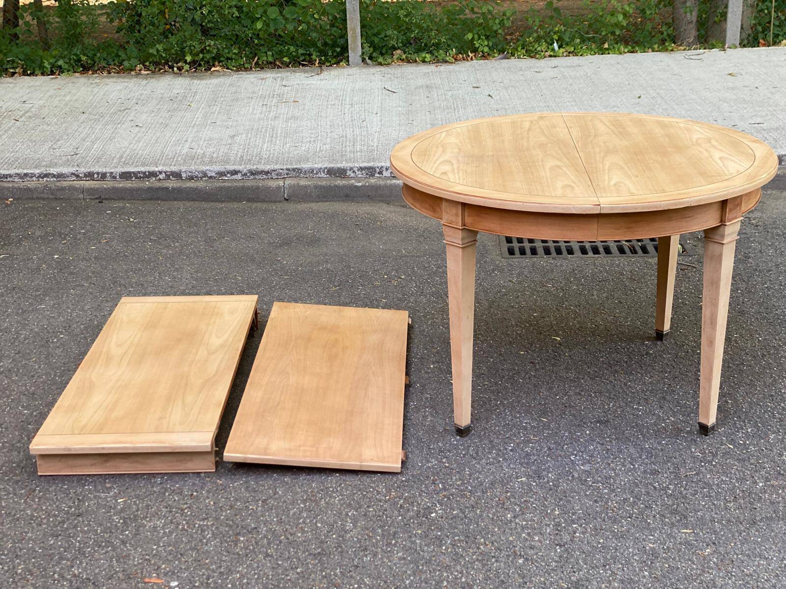 Table ronde extensible style Directoire rénovée en bois clair  avec 2 rallo