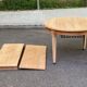 Table ronde extensible style Directoire rénovée en bois clair  avec 2 rallo