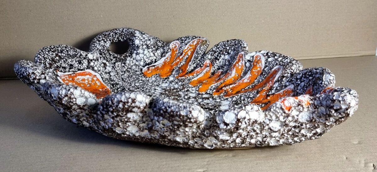 Large Vallauris leaf cutter in fat lava