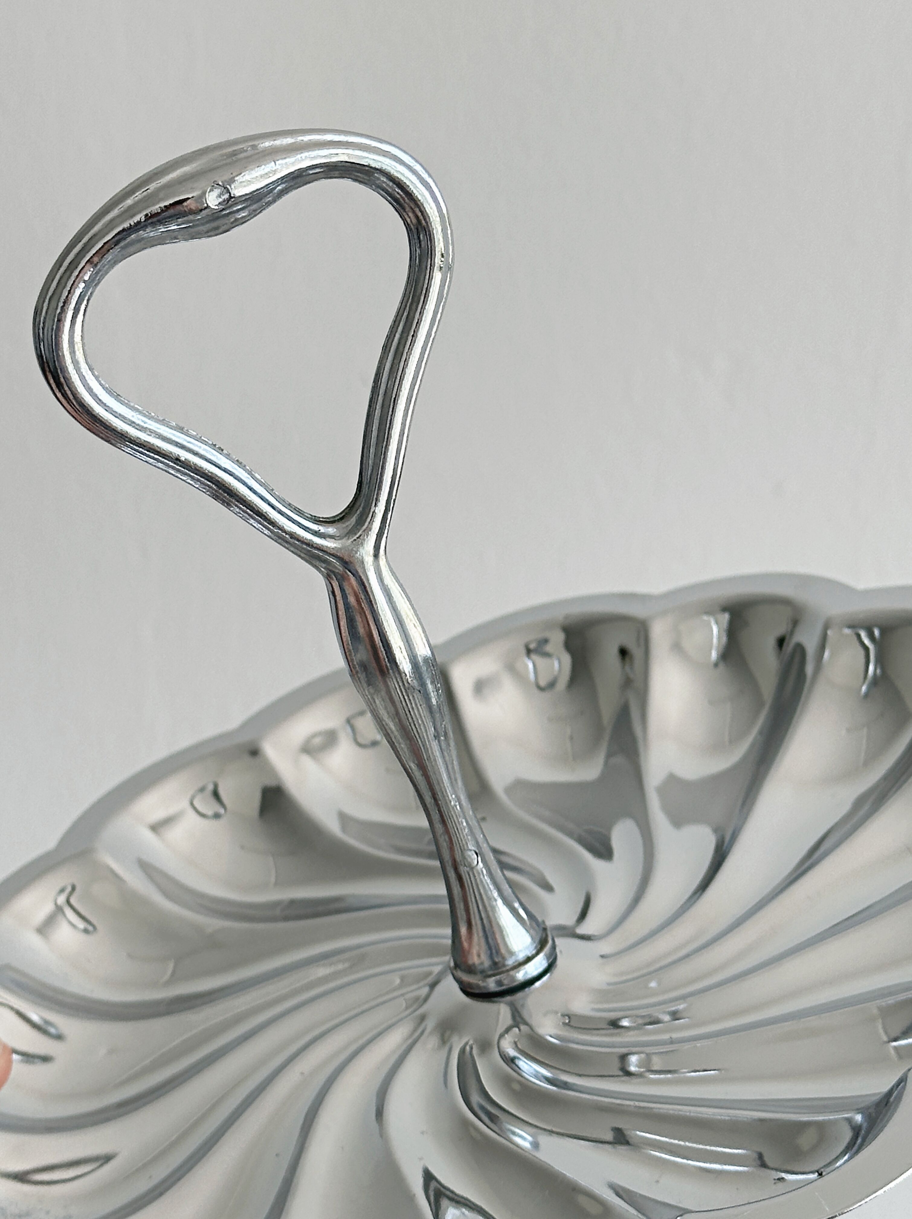 Lightweight metal serving dish