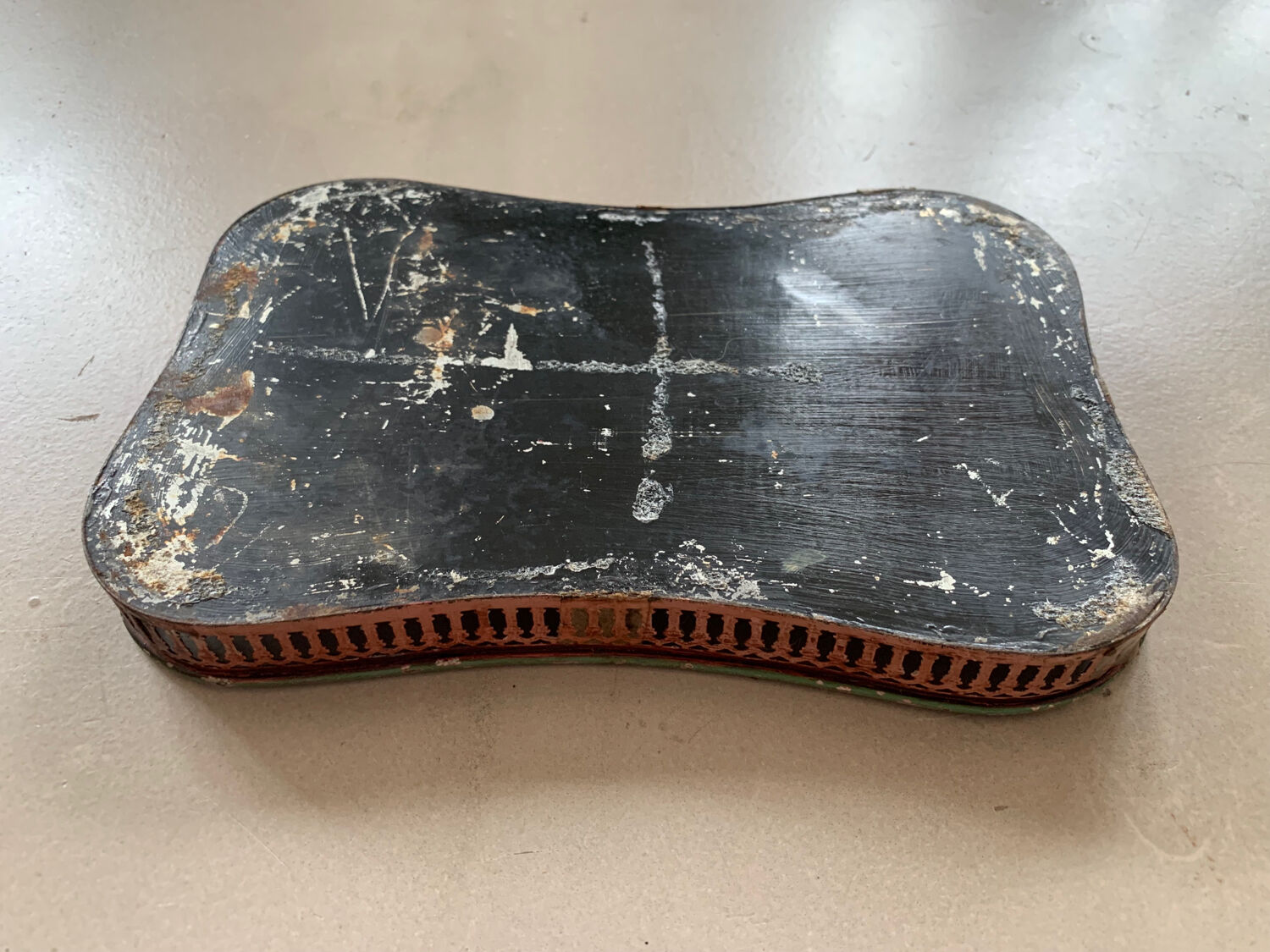 Small decorated tin tray