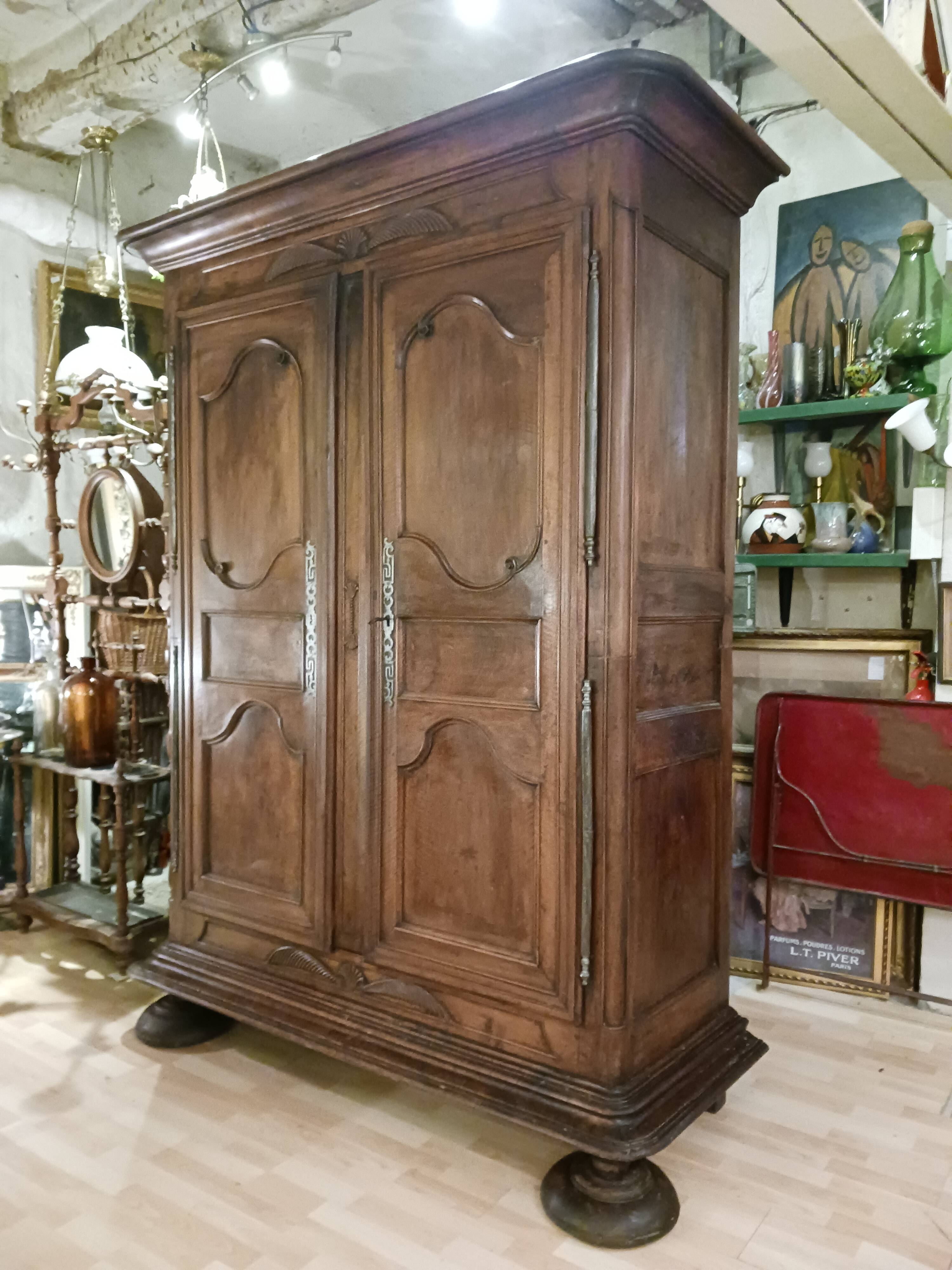 Armoire d'époque Régence 1715-1723 en noyer massif