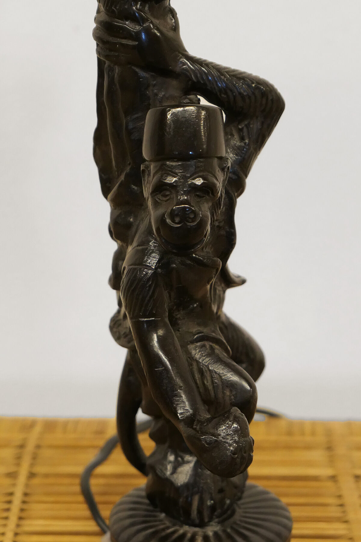 Lamp monkey learned juggler in patinated bronze