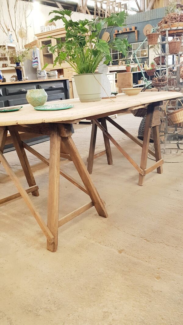 Table ancienne sur tréteaux