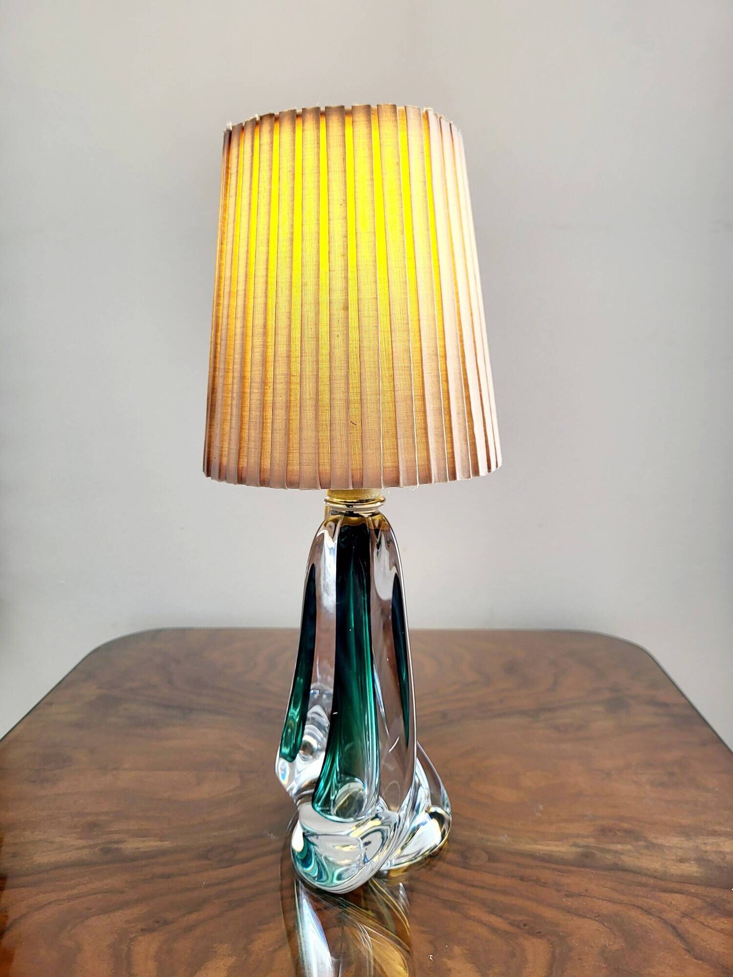 Lampe en cristal Val Saint Lambert à pied tourné, couleur verte, Belgique