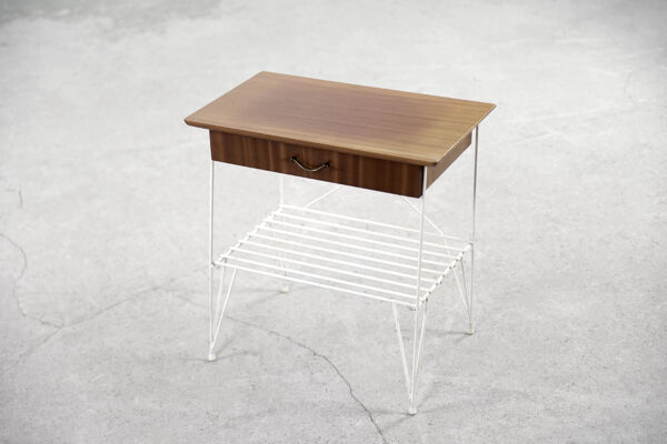 Table de chevet en noyer brun moderne scandinave vintage du milieu du siècle avec pieds en métal blanc, années 1960