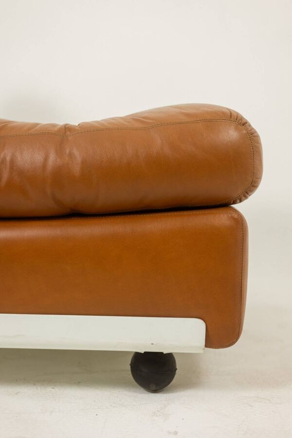 Mario Bellini, pour B&B  Fauteuil chauffeuse Amanta en cuir. Vers 1970