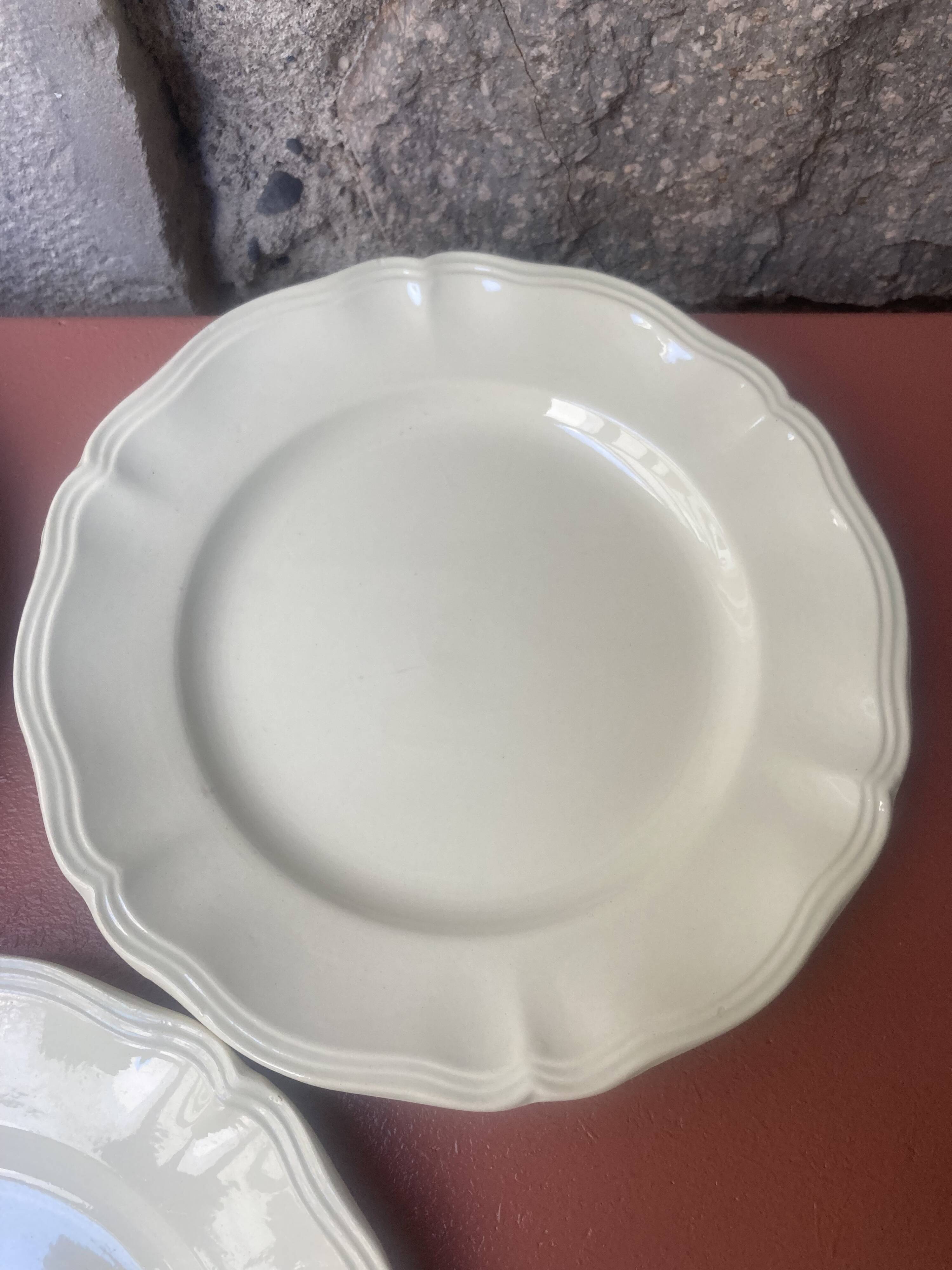 Set of 4 ivory digoin sarreguemines flat plates with gadroons