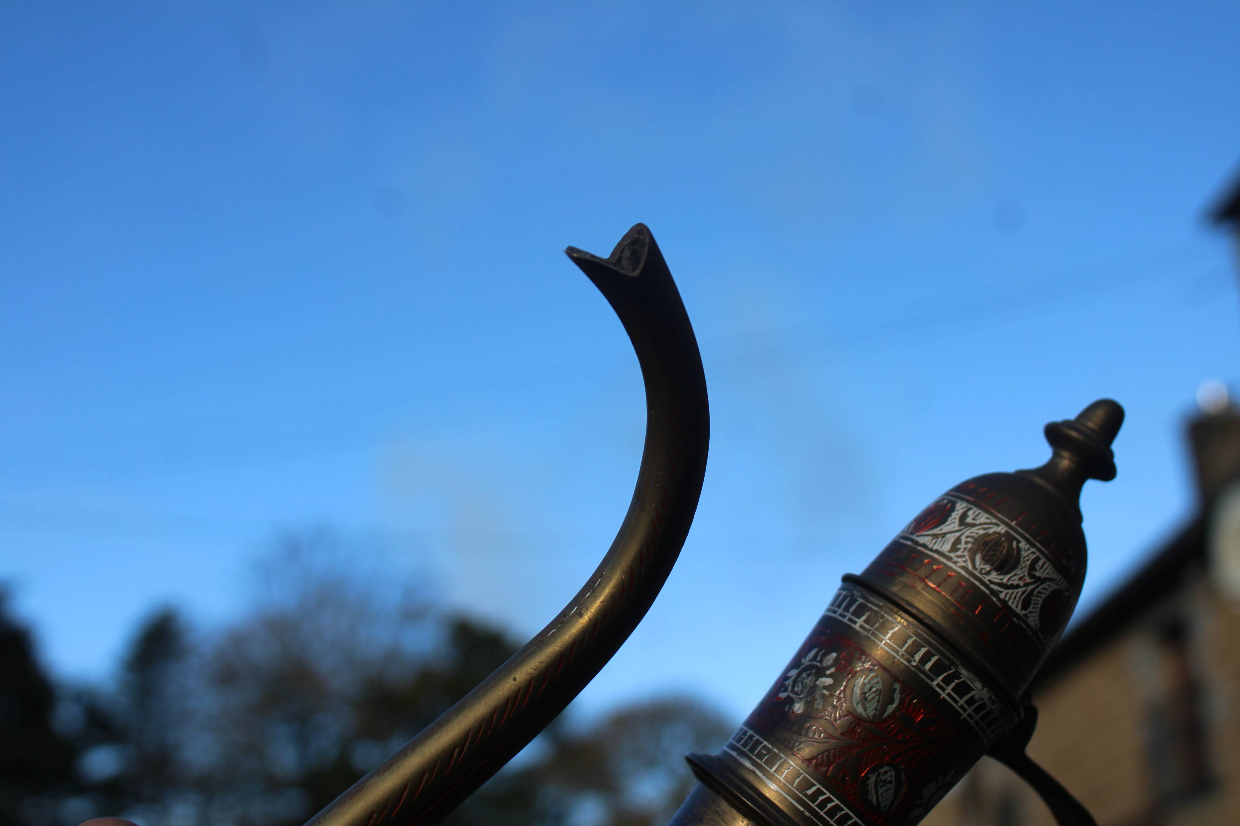 Verseuse orientale en laiton gravé – H29 cm x L22 cm x P7 cm