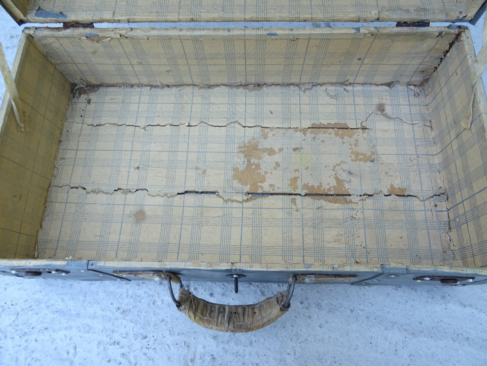 Zinc-covered trunk