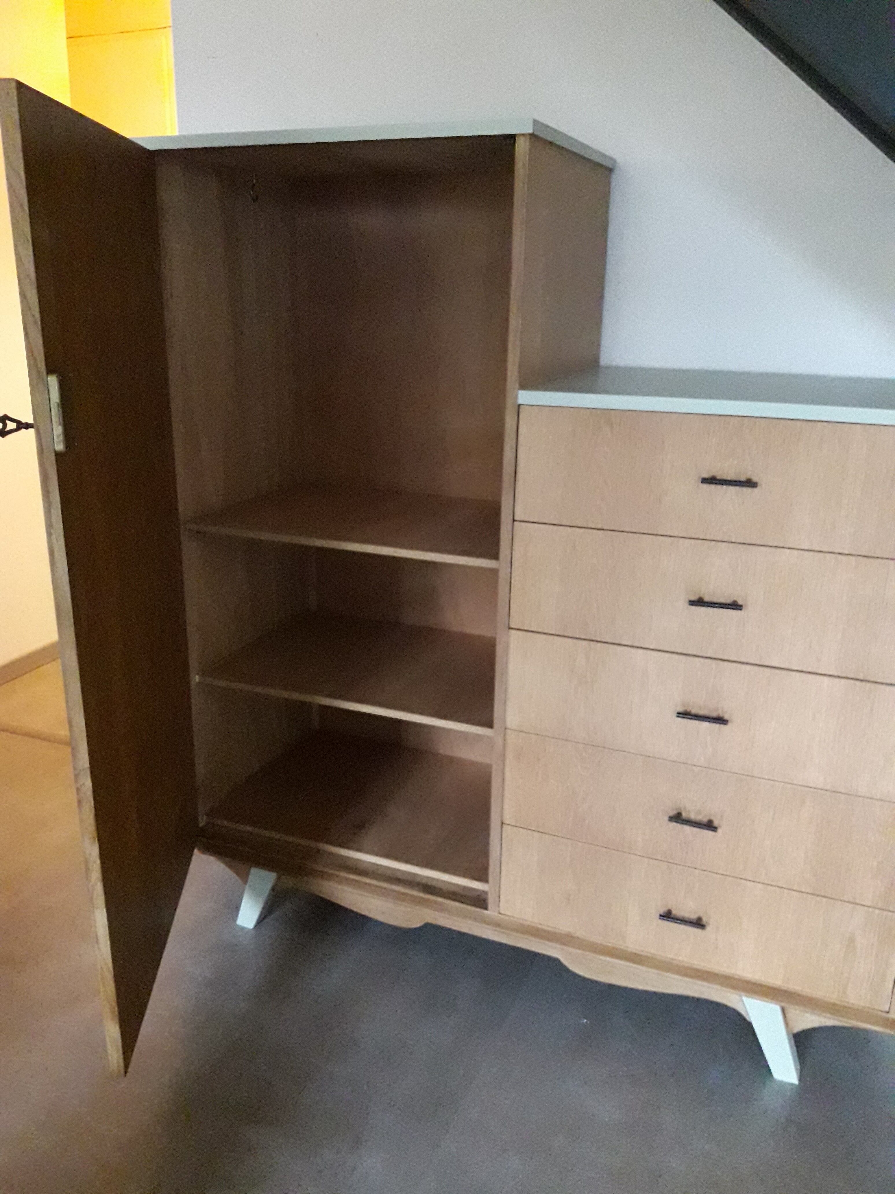Armoire asymétrique pieds moustache