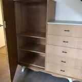 Armoire asymétrique pieds moustache