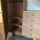 Armoire asymétrique pieds moustache