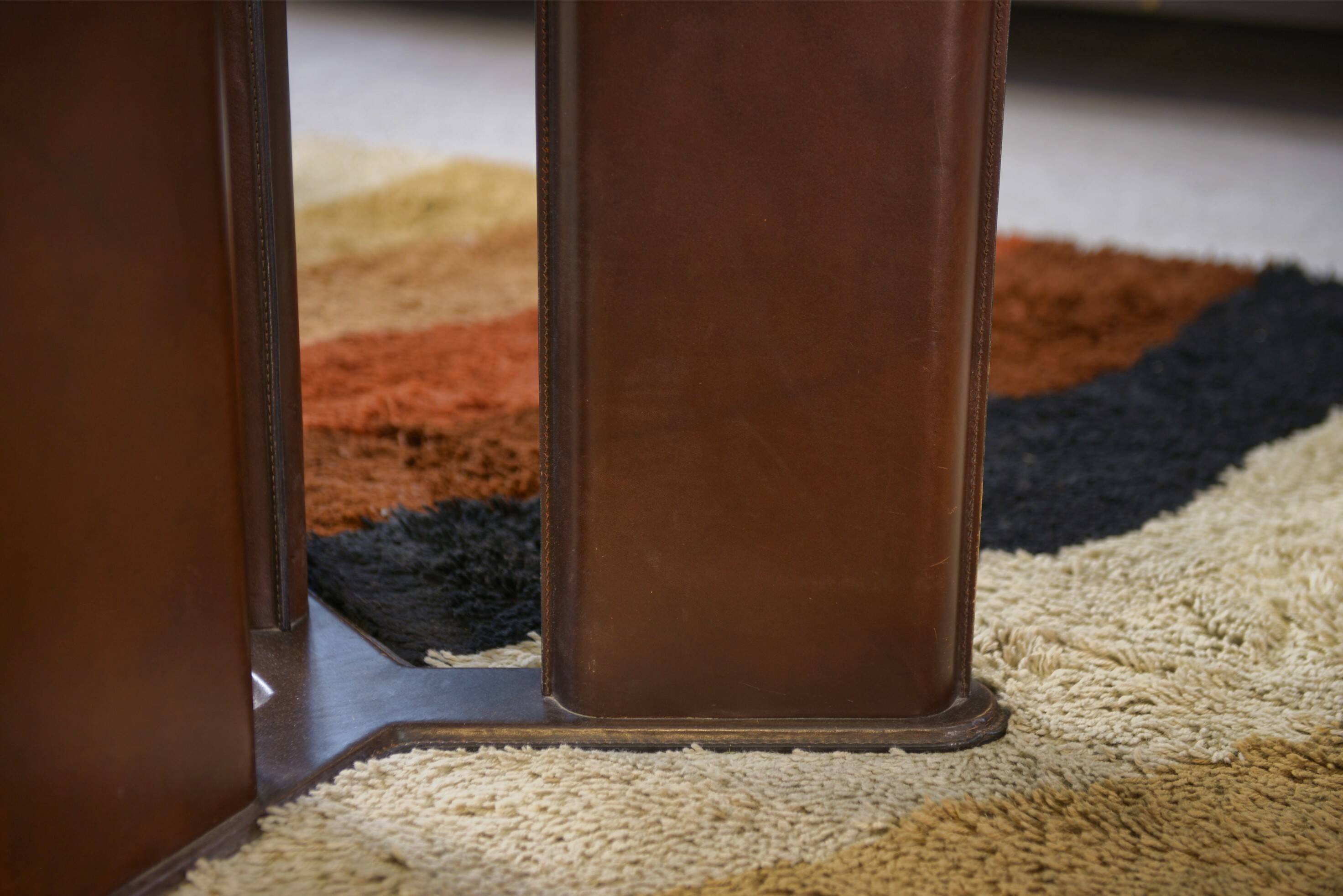 Circular table by Tito Agnoli for Matteo Grassi, base covered in brown leather, 1970s.