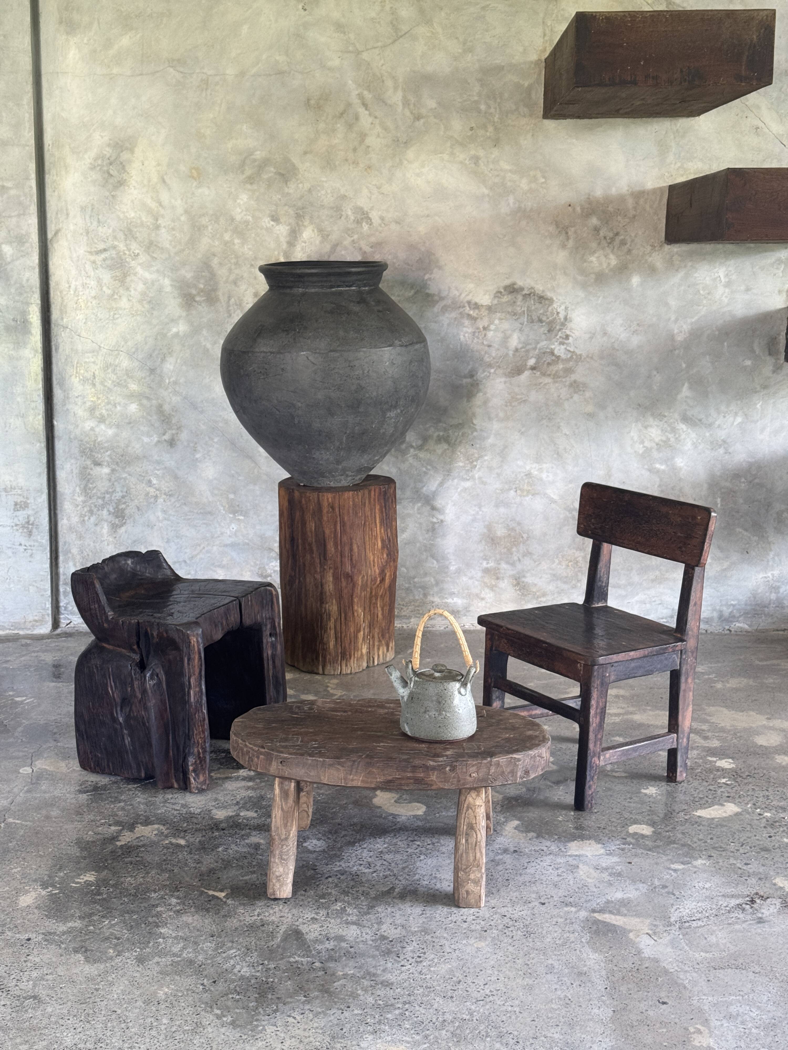 Stool, tabouret or low Japanese-style armchair in brutalist monoxyle radica.