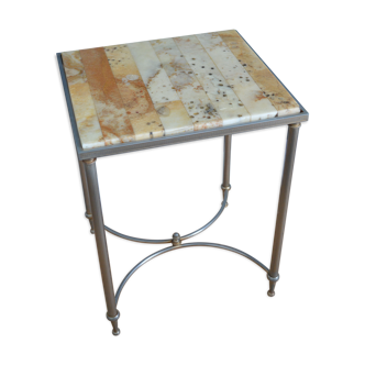 Table d'appoint en métal et laiton et tablette en marbre