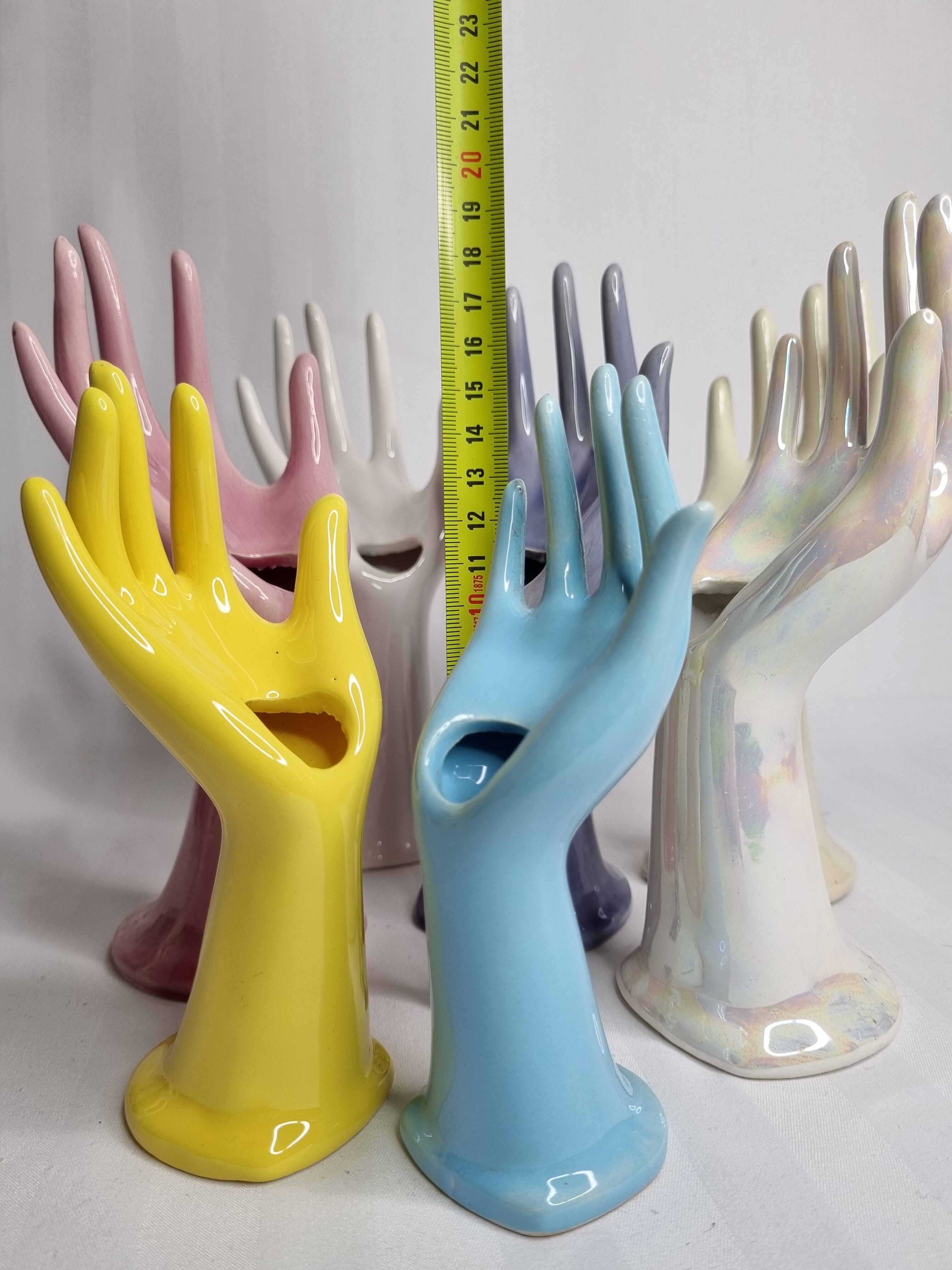 Set of seven hands vintage soliflores rings, 70s
