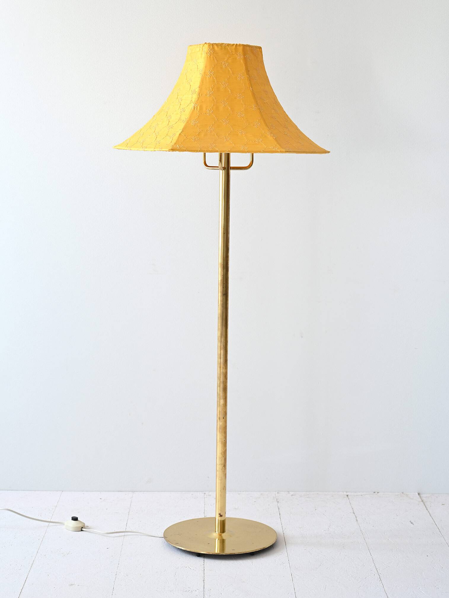 Lampadaire vintage en métal doré avec abat-jour jaune