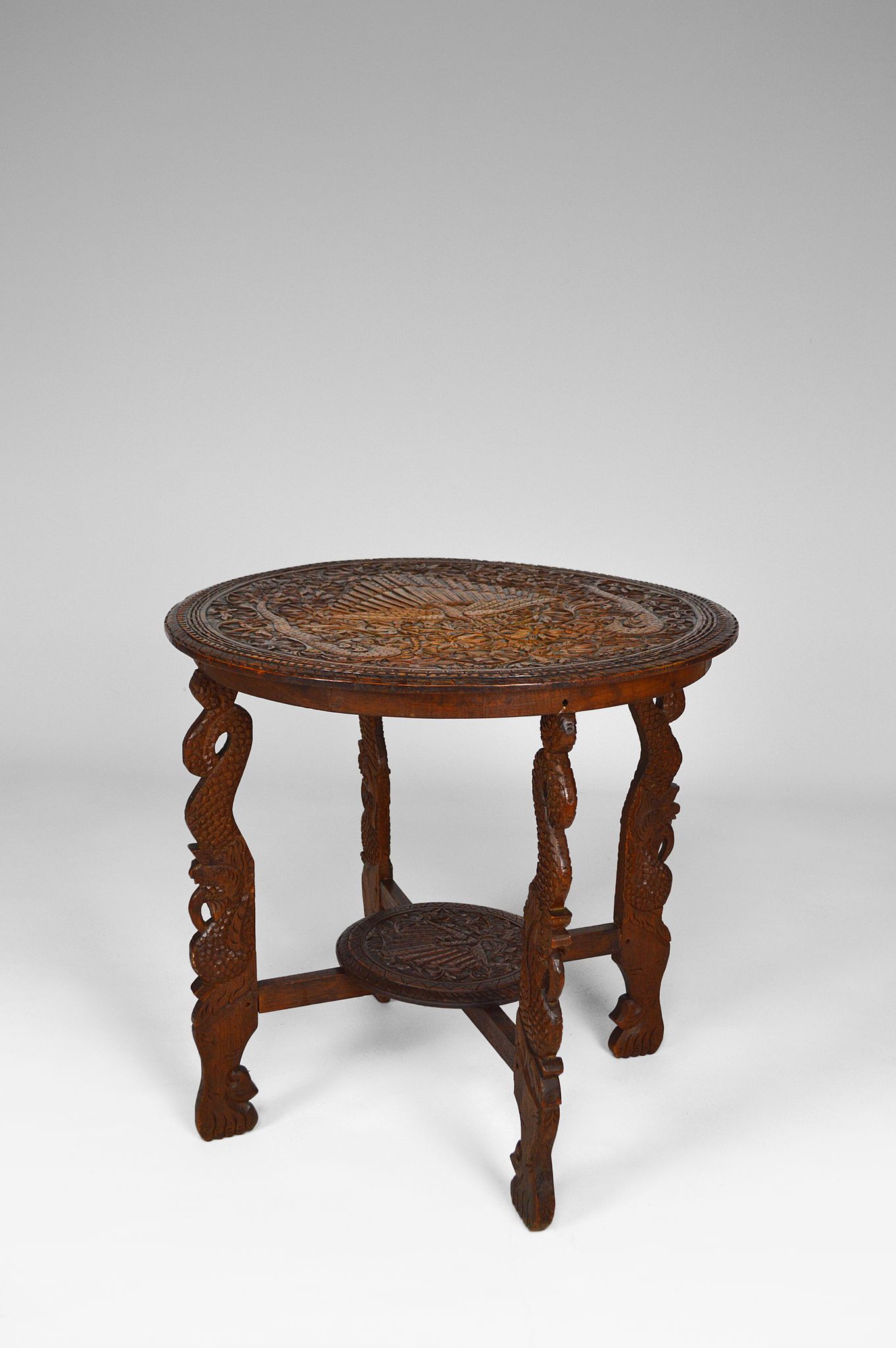 Table basse asiatique sculptée de dragons et de paons, Indonésie, début XXe