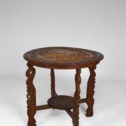 Table basse asiatique sculptée de dragons et de paons, Indonésie, début XXe