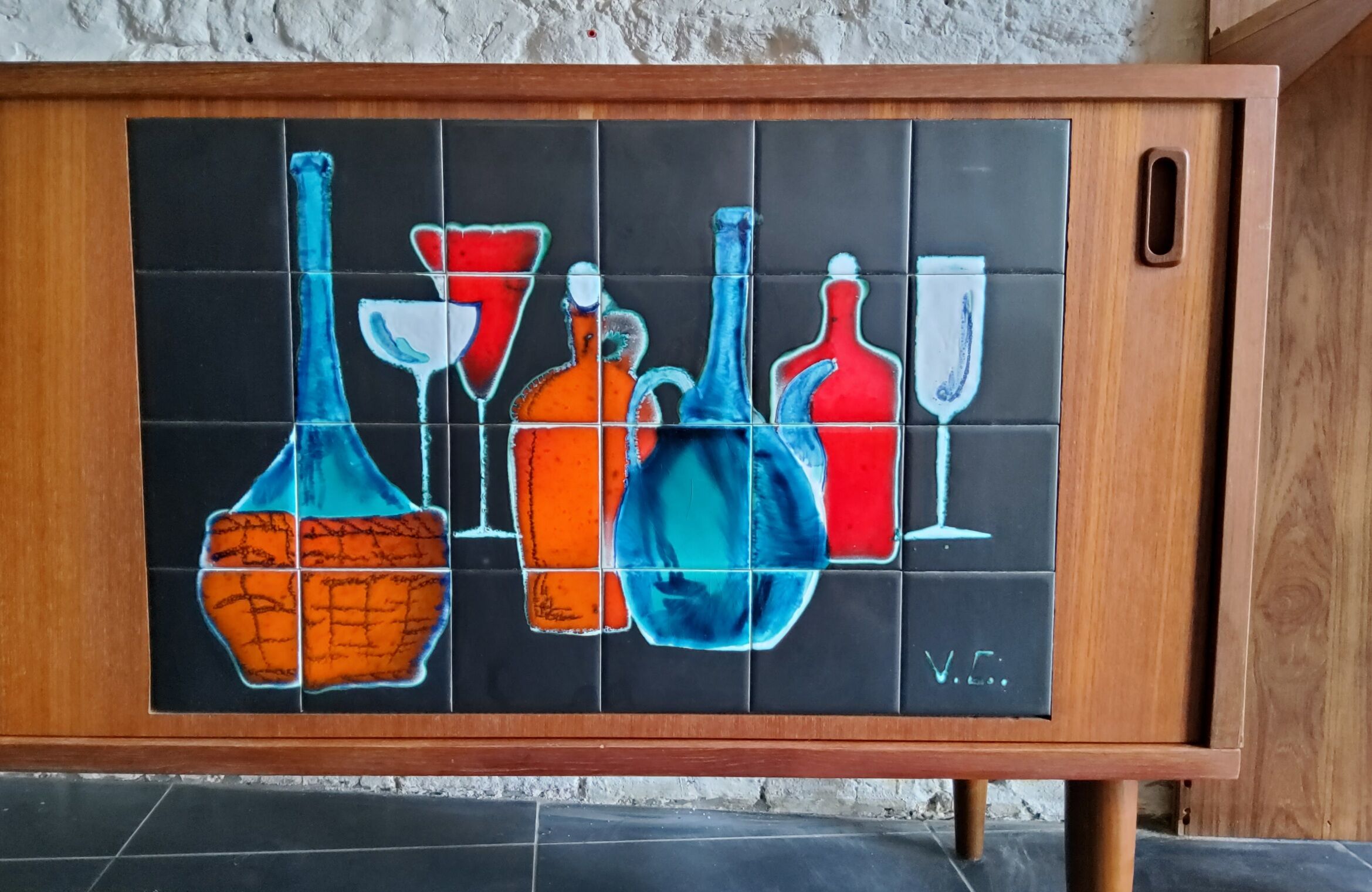 Sidbeoard with sliding doors and ceramic decoration