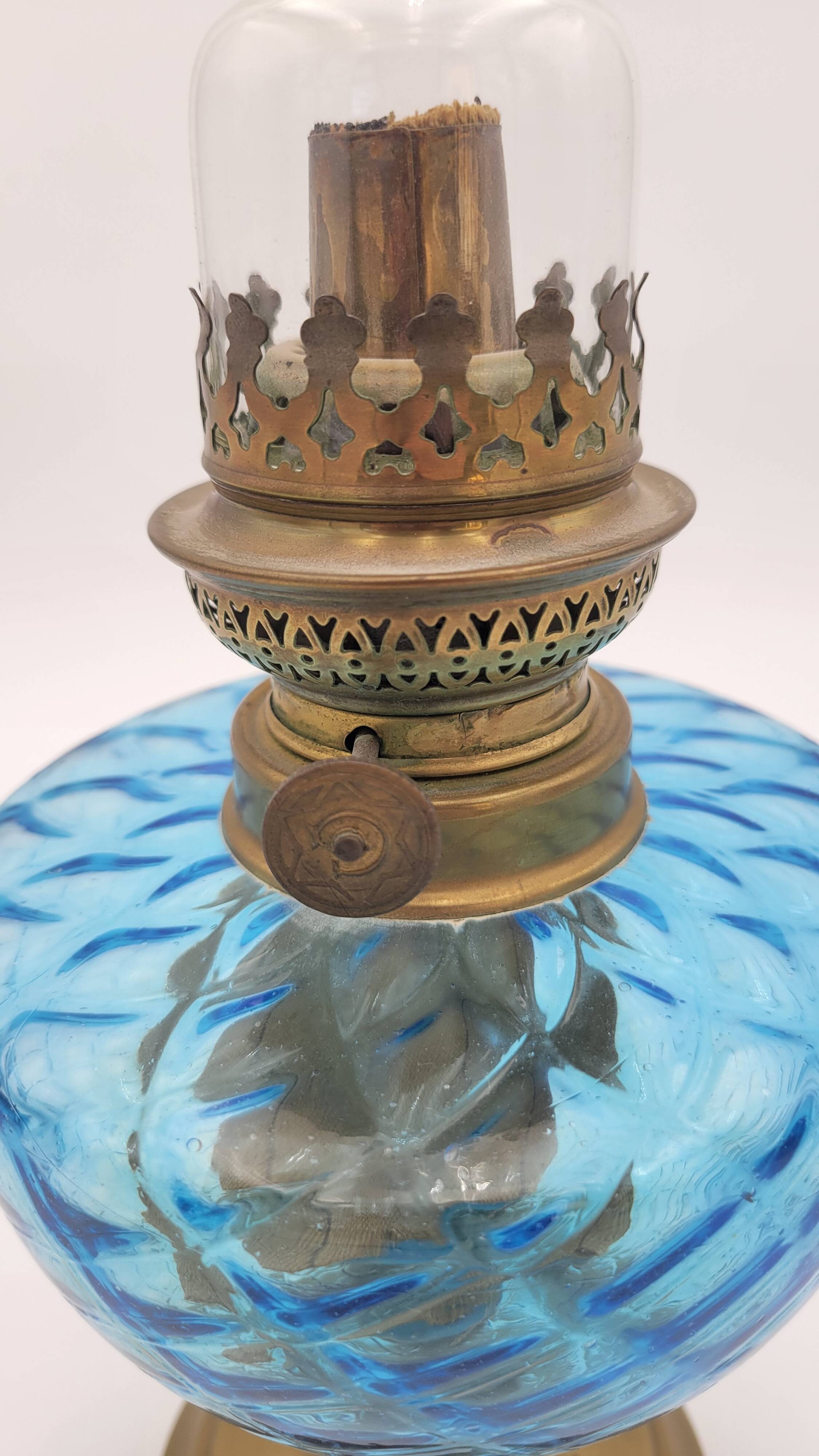 Lampe à huile en verre bleu et laiton