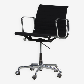 1970s “EA117” Desk chair by Charles & Ray Eames for Herman Miller, USA