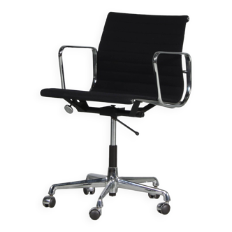 1970s “EA117” Desk chair by Charles & Ray Eames for Herman Miller, USA