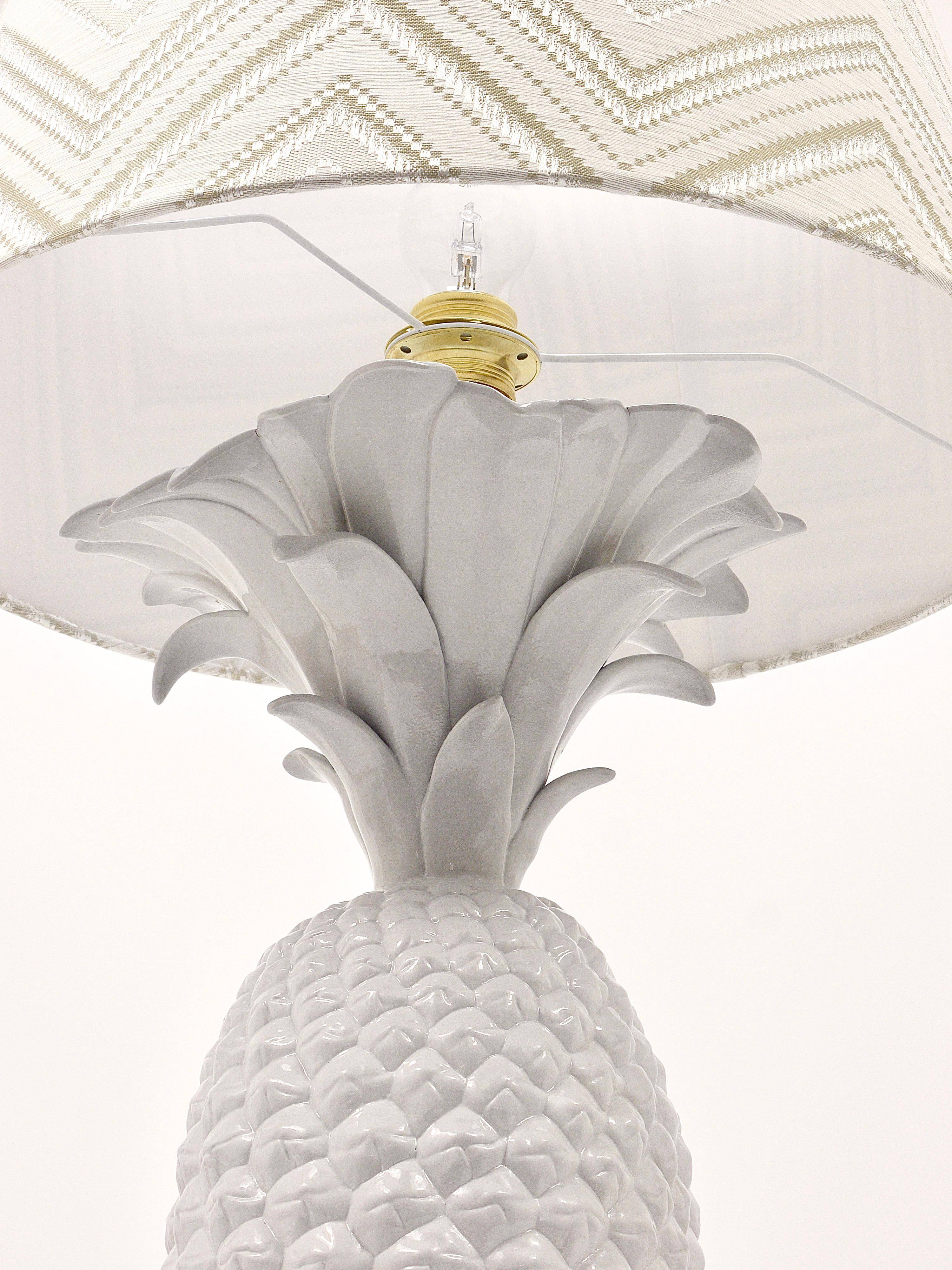 Lampe de table Hollywood Regency en forme d'ananas blanc style Tommaso Barbi, Italie, années 1970