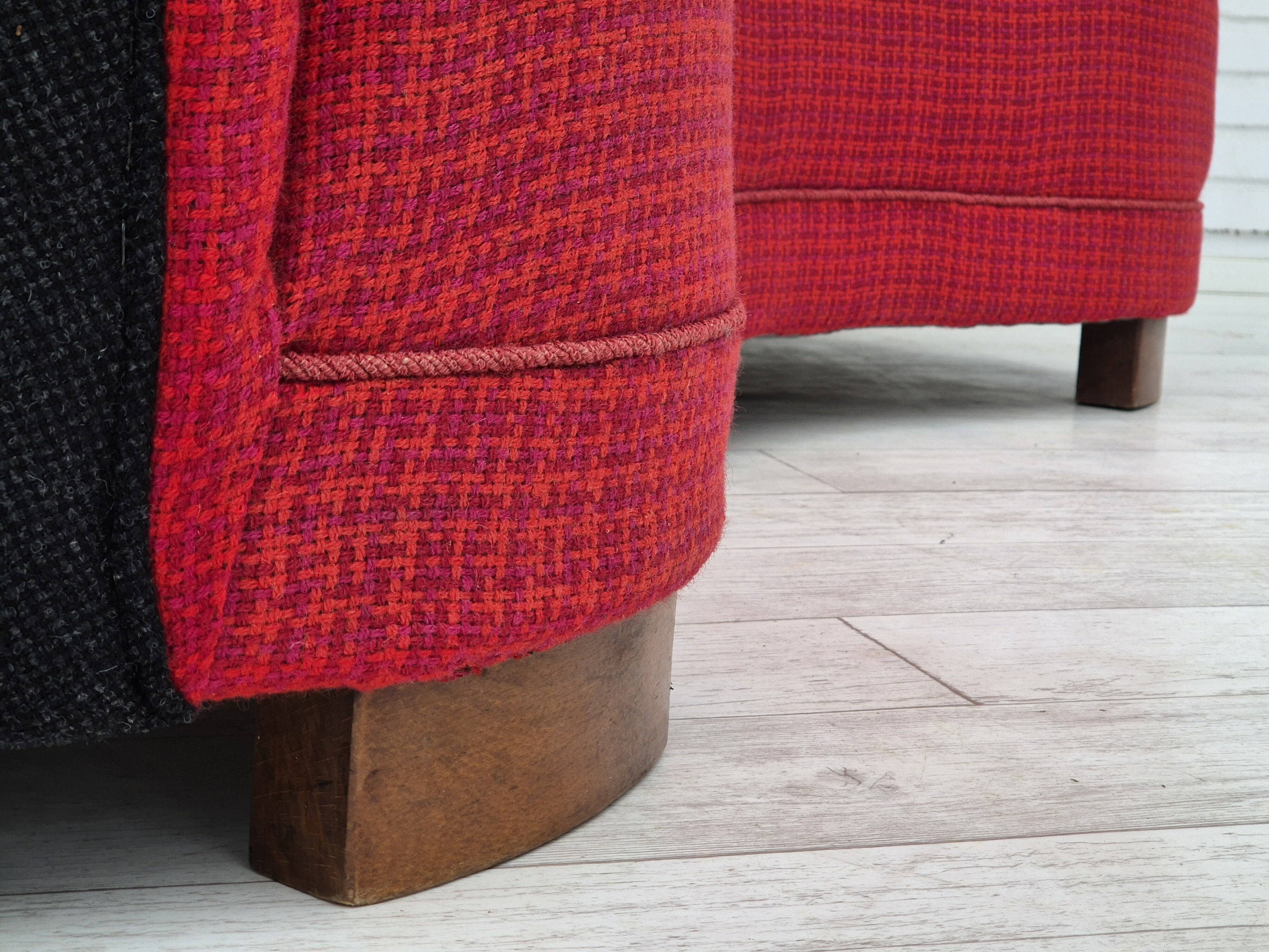 Années 1960, canapé danois 2 places "Banana", meuble en laine, bois de hêtre.