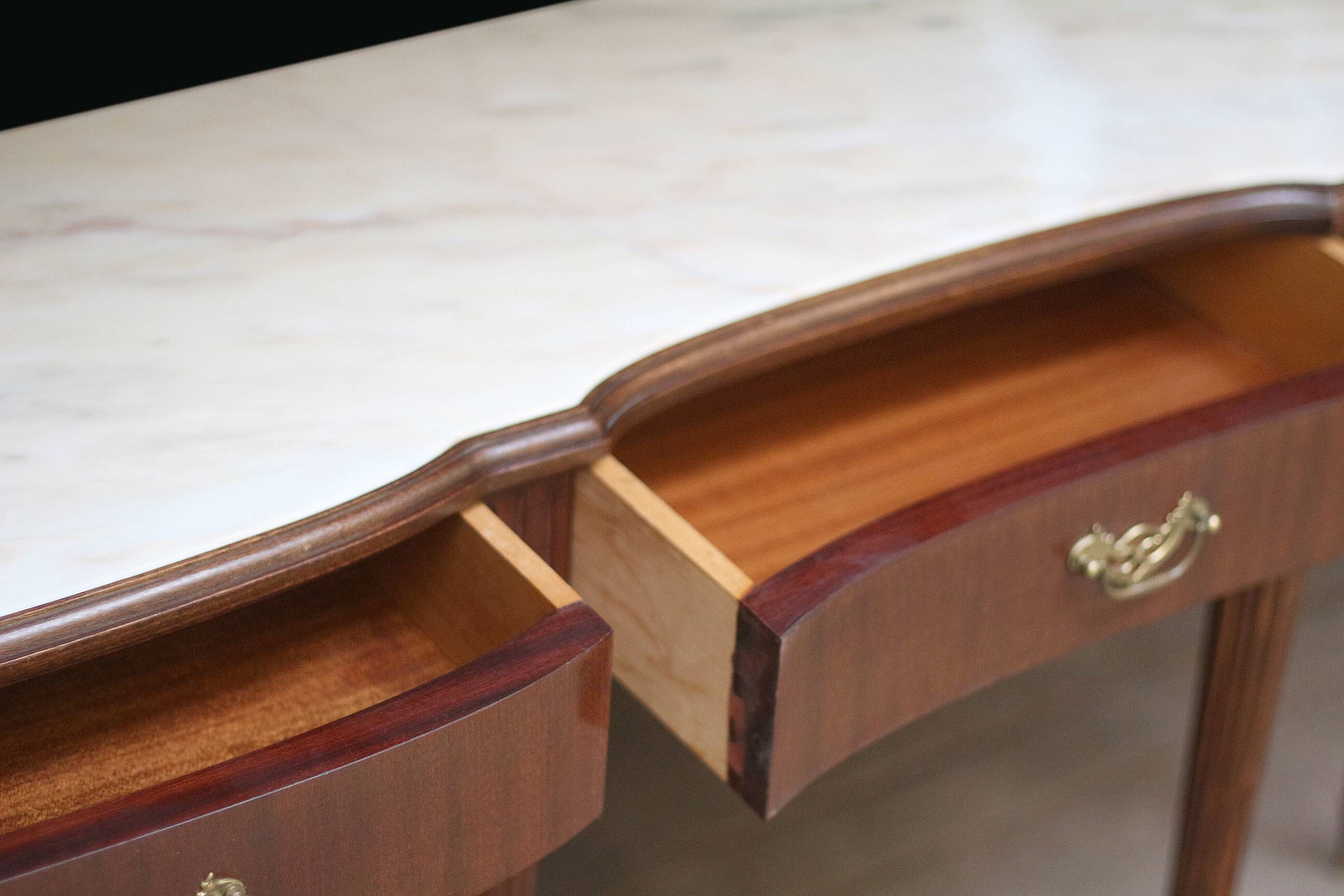 Superb mahogany and marble console table (early 20th century).