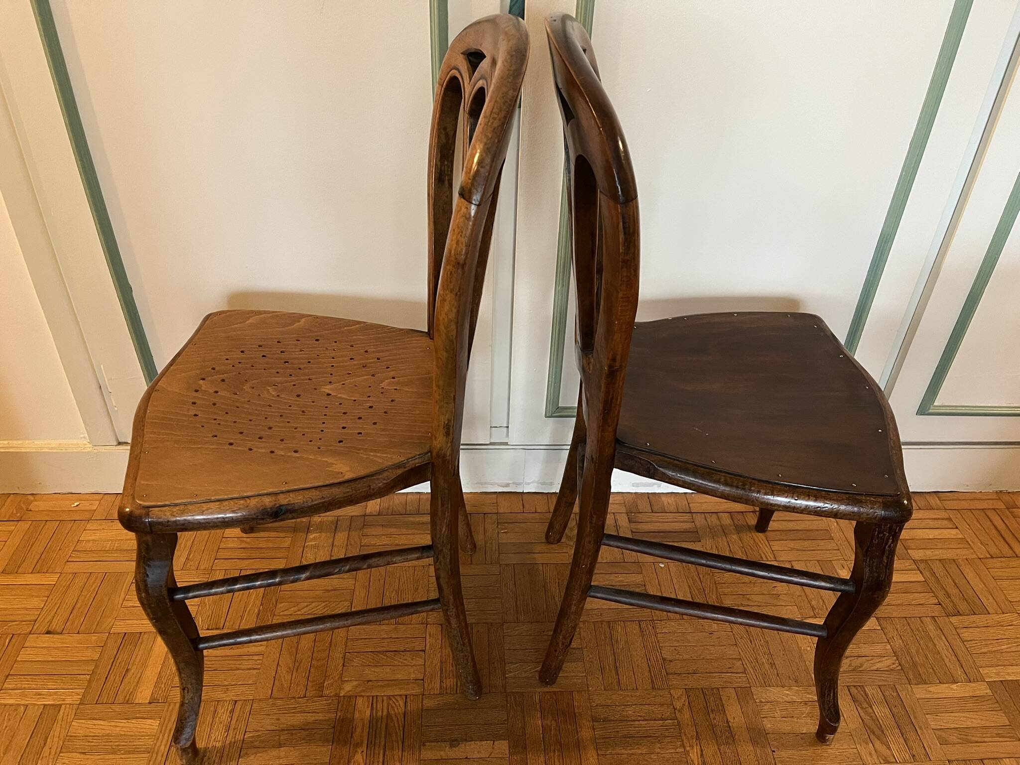 Pair of Art Nouveau curved wooden chairs, circa 1900 — Thonet style, ta