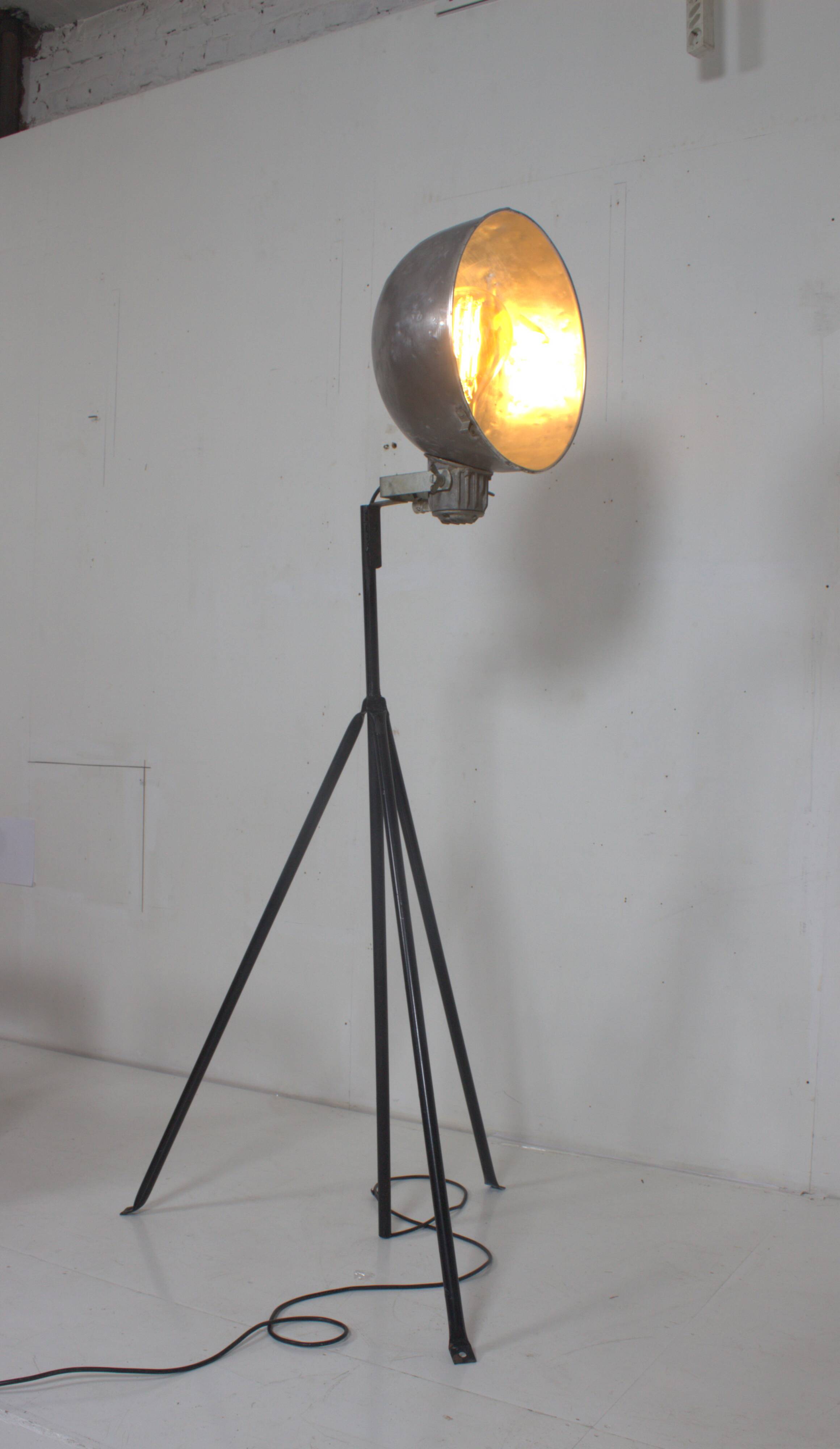 Industrial lamp with adjustable aluminum lampshade