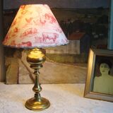 Lampe ancienne en laiton avec son abat-jour en toile de jouy motifs animaux de la ferme