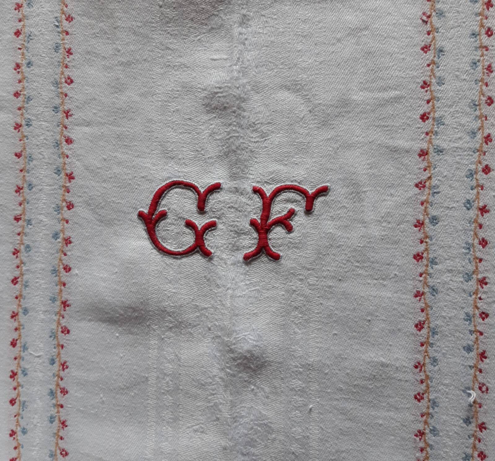 Large red and white tablecloth 1m95x2m85 and its 12 monogrammed “gf” napkins