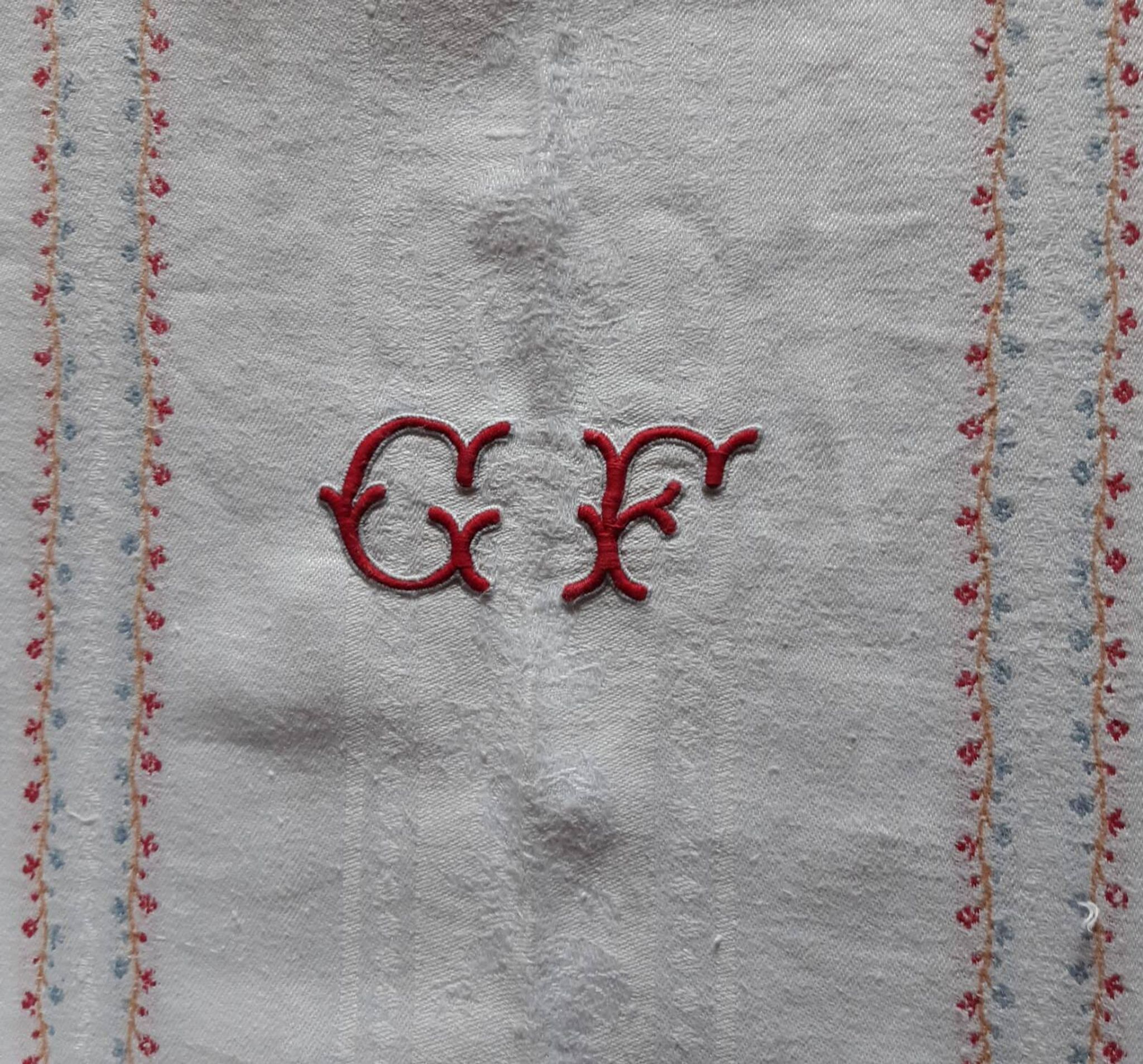 Grande nappe rouge et blanc 1m95x2m85 et ses 12 serviettes monogrammées "gf"