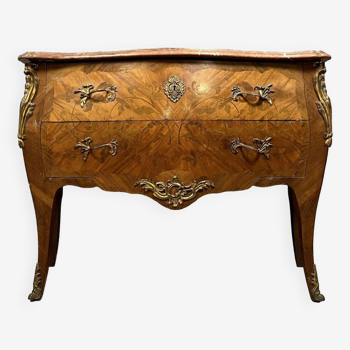 Commode sauteuse galbée de style Louis XV en marqueterie de bois précieux vers 1900