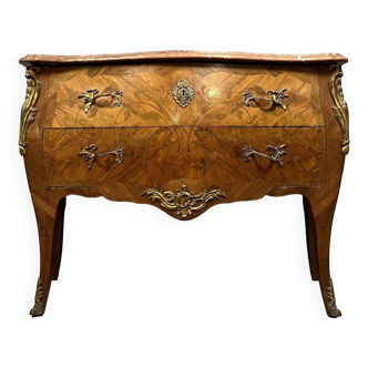 Commode sauteuse galbée de style Louis XV en marqueterie de bois précieux vers 1900