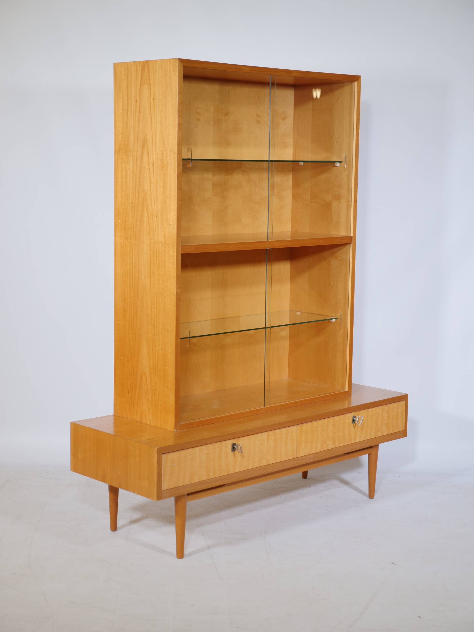 Vitrine en bois de cerisier des années 1960 et 1970, meuble design MCM