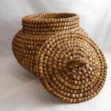 Straw basket with lid