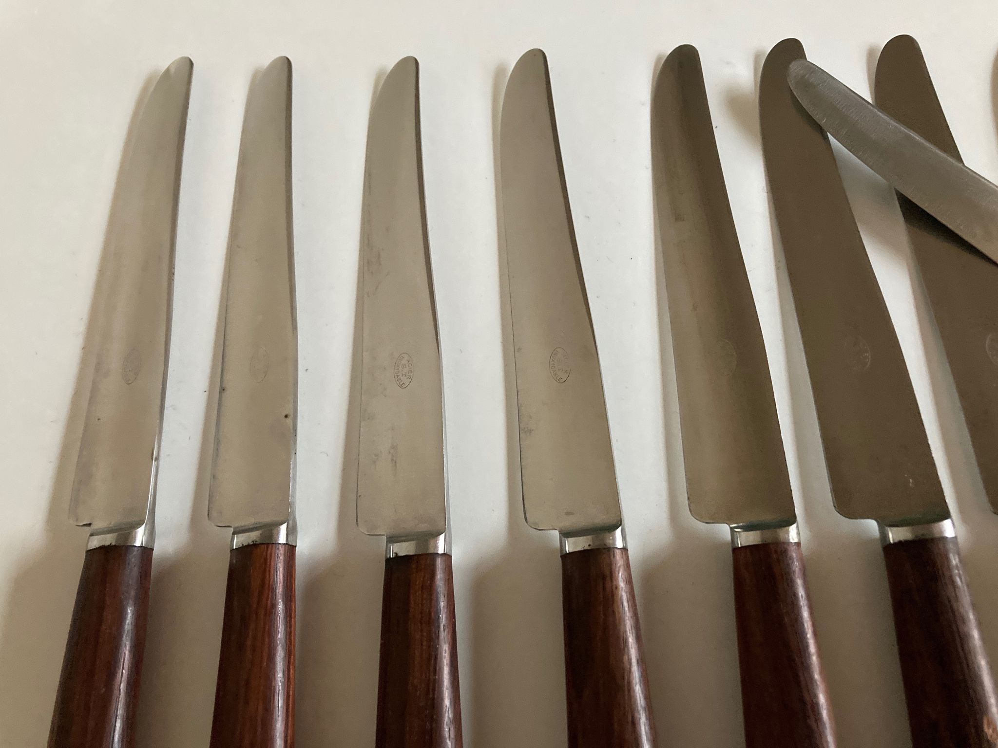 Set de 9 couteaux à manche de bois de palissandre mid century