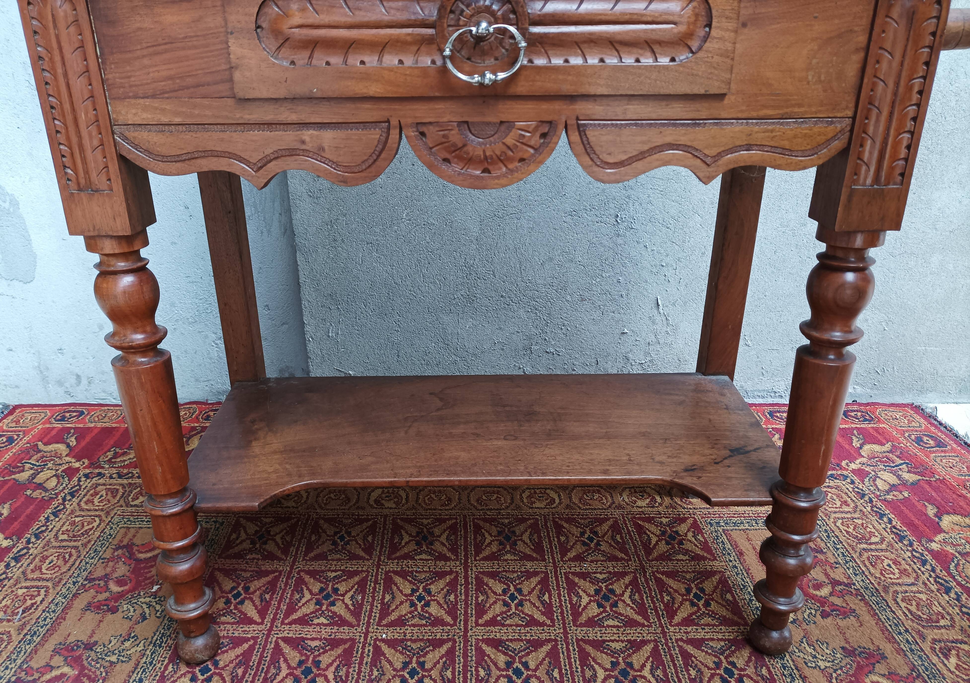 Meuble de toilette en noyer et merisier