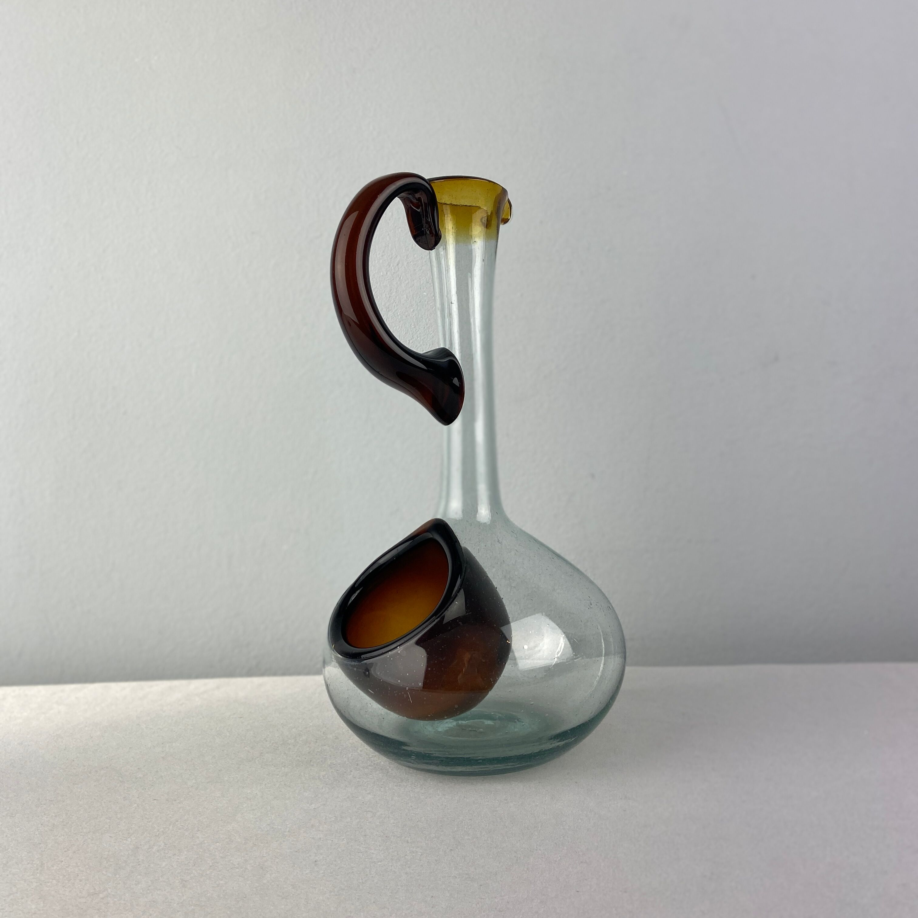 Glass decanter with brown details