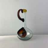 Carafe en verre avec des détails bruns