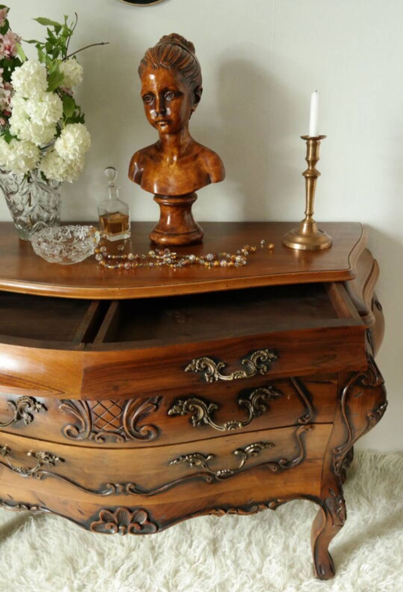 Coffin commode in walnut, Louis XV style, 20th century.