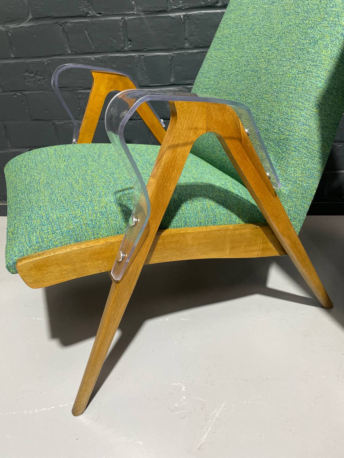 Paire de fauteuils par Tatra Nabytok