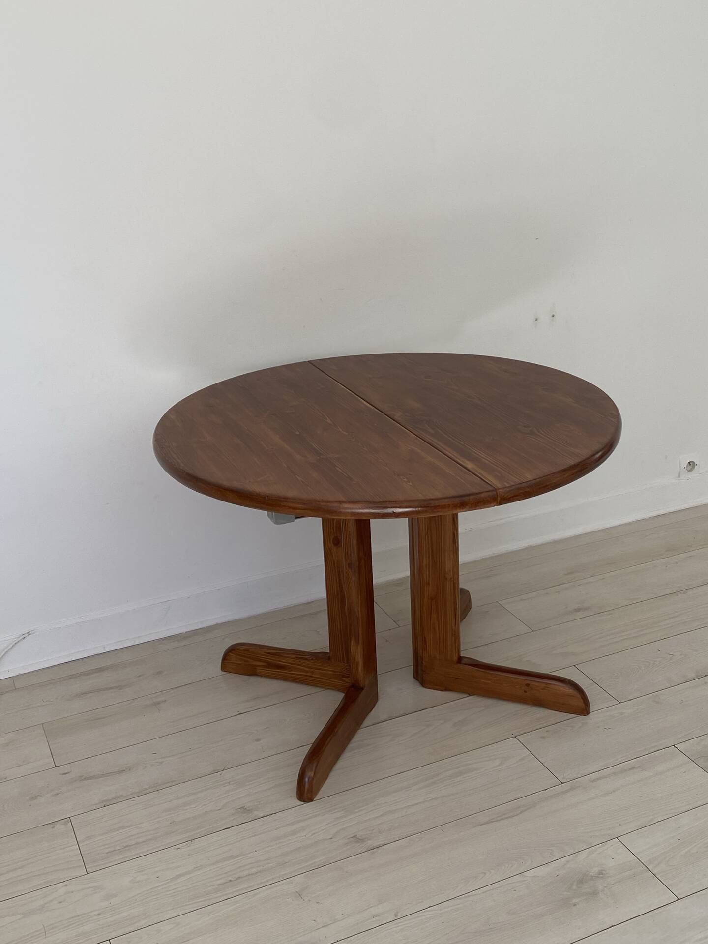 Extendable table for 4/6 people in pine.