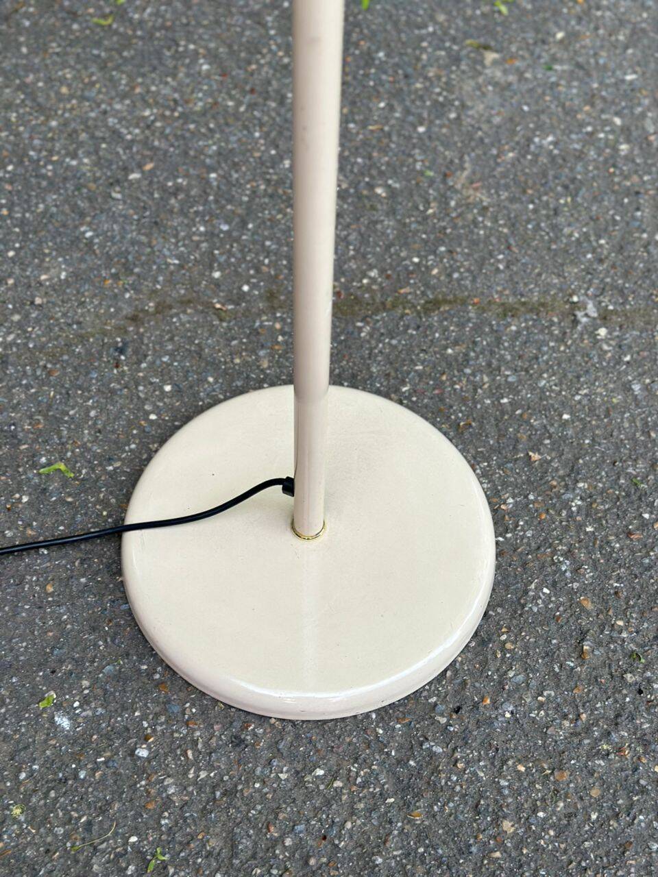Vintage beige and gold articulated Italian floor lamp from the 1970s.