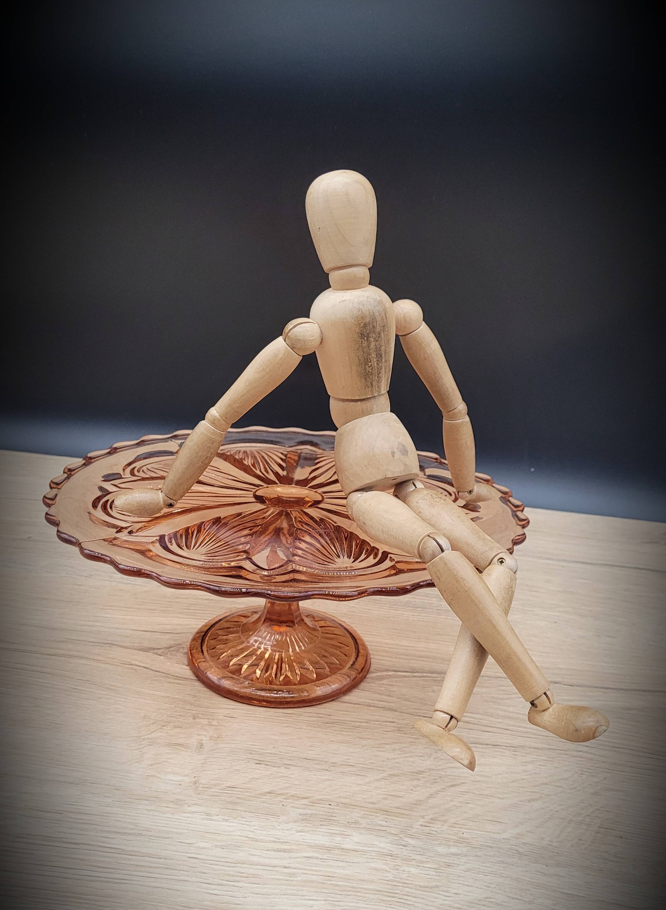 Cake dish on pink foot