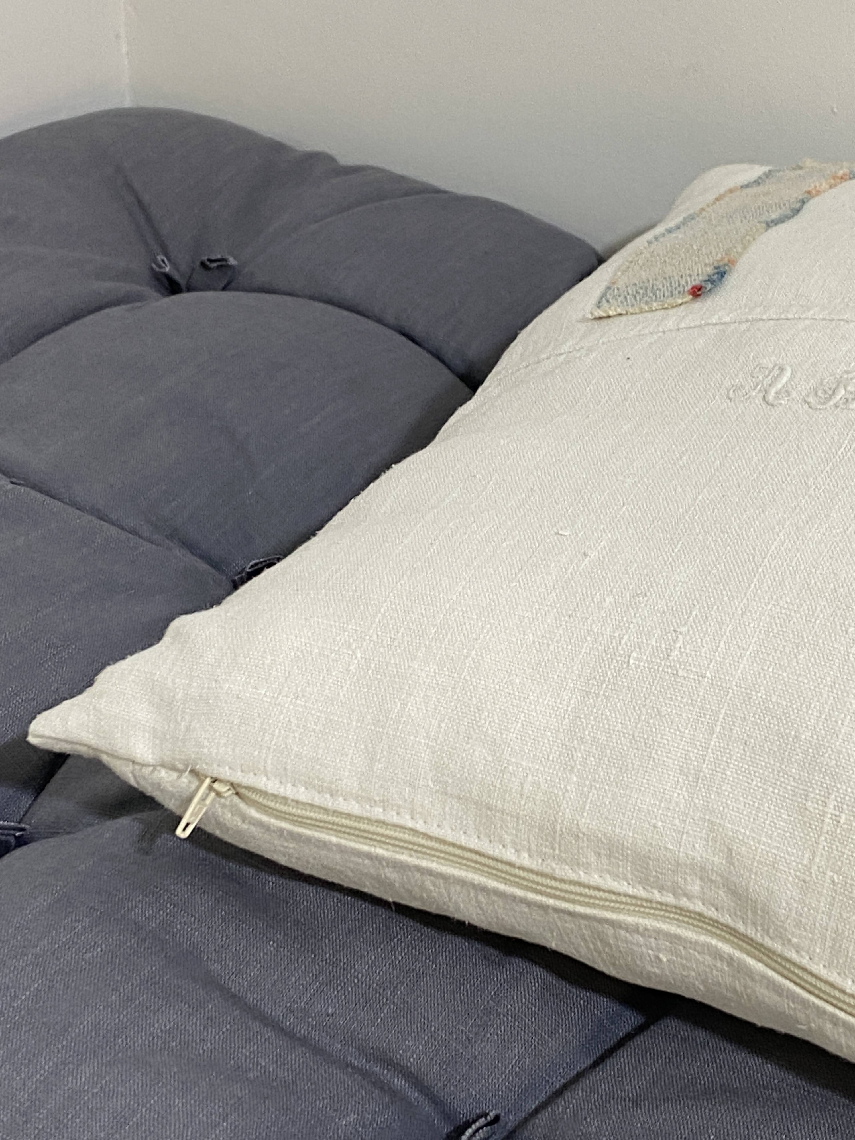 Coussin carré en toile ancienne style kilim tissé, patché, monogramme AB